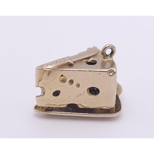 113 - 9K YELLOW GOLD CHEESE SEGMENT CHARM, WHICH OPENS TO REVEAL A MOUSE EATING CHEESE, WEIGHT 6.4G