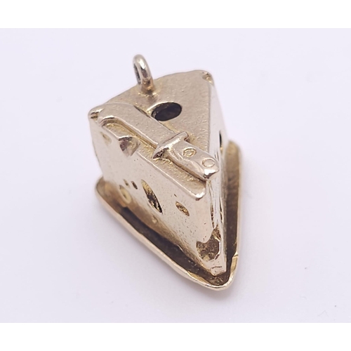 113 - 9K YELLOW GOLD CHEESE SEGMENT CHARM, WHICH OPENS TO REVEAL A MOUSE EATING CHEESE, WEIGHT 6.4G