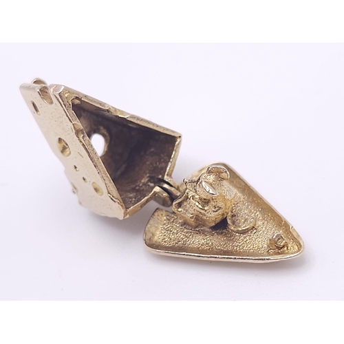 113 - 9K YELLOW GOLD CHEESE SEGMENT CHARM, WHICH OPENS TO REVEAL A MOUSE EATING CHEESE, WEIGHT 6.4G