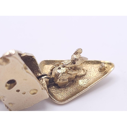 113 - 9K YELLOW GOLD CHEESE SEGMENT CHARM, WHICH OPENS TO REVEAL A MOUSE EATING CHEESE, WEIGHT 6.4G