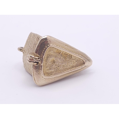 113 - 9K YELLOW GOLD CHEESE SEGMENT CHARM, WHICH OPENS TO REVEAL A MOUSE EATING CHEESE, WEIGHT 6.4G