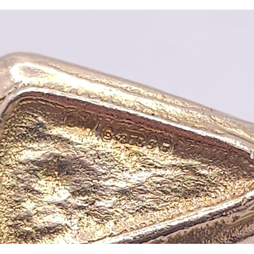 113 - 9K YELLOW GOLD CHEESE SEGMENT CHARM, WHICH OPENS TO REVEAL A MOUSE EATING CHEESE, WEIGHT 6.4G