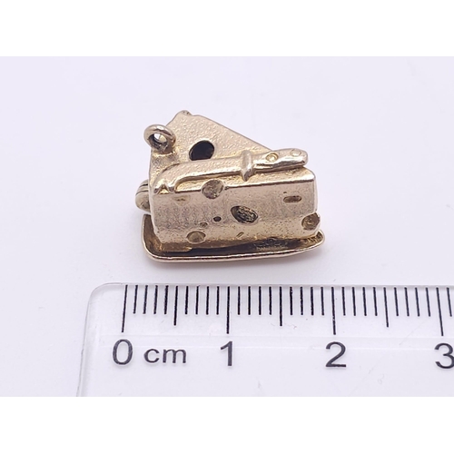 113 - 9K YELLOW GOLD CHEESE SEGMENT CHARM, WHICH OPENS TO REVEAL A MOUSE EATING CHEESE, WEIGHT 6.4G