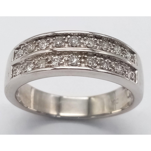 484 - A 9 K white gold ring with two diamond bands (0.20 carats), size: n, weight: 4.1 g.