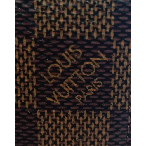 305 - A Louis Vuitton LV damier zippy wallet. Gold tone hardware zip. Size approx. 20x10x2cm. ref:16362