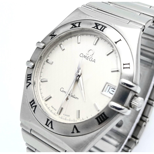 239 - An Omega Quartz Mid-Size Unisex Watch. Stainless steel bracelet and case - 34mm. White dial with dat... 