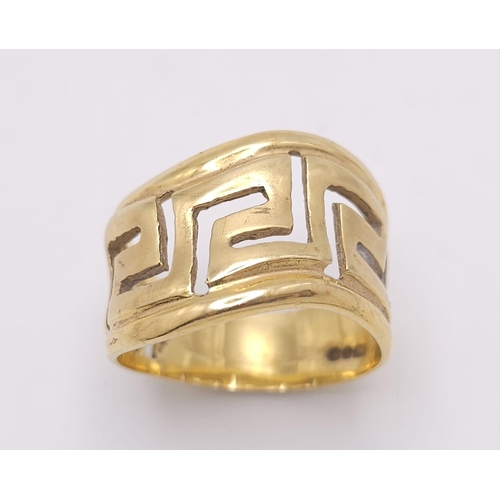 380 - A fancy, 9 K yellow gold ring with a Greek key, pierced design, in a wavy outline. Ring size: p, wei... 