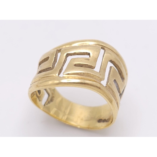 380 - A fancy, 9 K yellow gold ring with a Greek key, pierced design, in a wavy outline. Ring size: p, wei... 