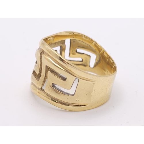 380 - A fancy, 9 K yellow gold ring with a Greek key, pierced design, in a wavy outline. Ring size: p, wei... 