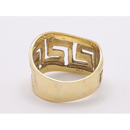 380 - A fancy, 9 K yellow gold ring with a Greek key, pierced design, in a wavy outline. Ring size: p, wei... 