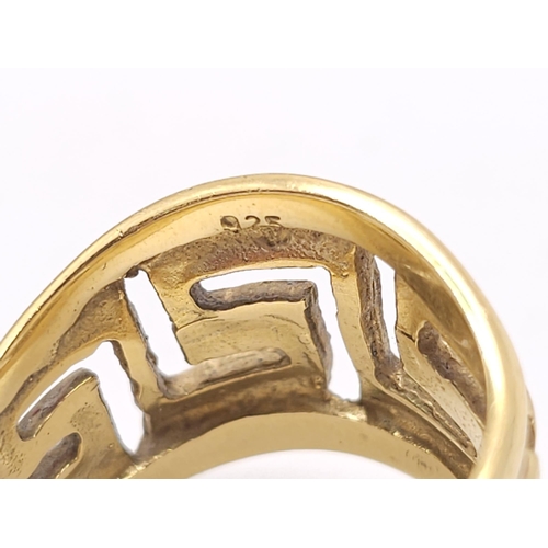 380 - A fancy, 9 K yellow gold ring with a Greek key, pierced design, in a wavy outline. Ring size: p, wei... 