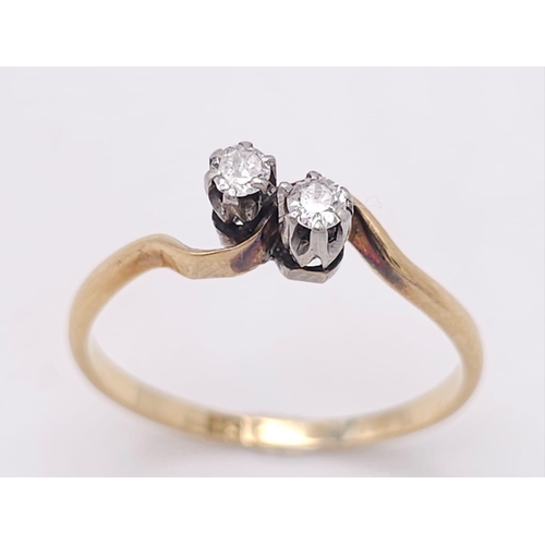 442 - A vintage, 18 k yellow gold and platinum rind with a pair of diamonds (0.20 carats) in a cross over ... 