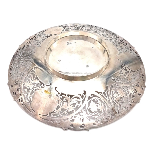 528 - A Vintage Sterling Silver Pierced and Ornate Decorative Fruit Bowl. 27cm diameter. Hallmarks for Lon... 