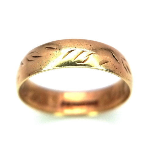 551 - A 9 K yellow gold wedding band ring with engraved surface. size: n, weight; 2.1 g.