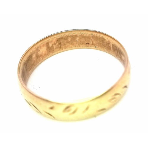 551 - A 9 K yellow gold wedding band ring with engraved surface. size: n, weight; 2.1 g.