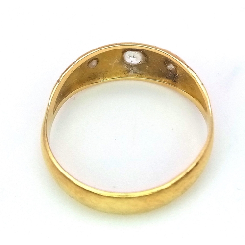 558 - A 9 K yellow gold ring with a trilogy of cubic zirconia. Size: m, weight: 2.3 g.