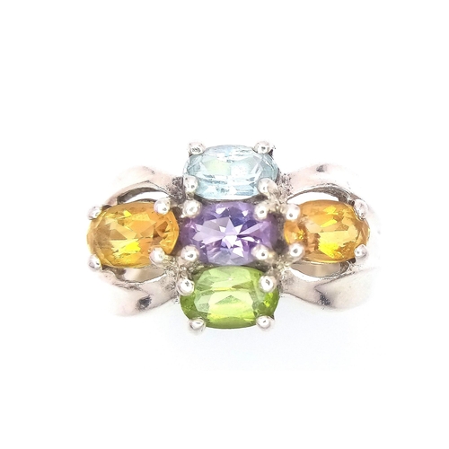 902 - A Very Stylish Vintage Sterling Silver Multi Gemstone Set Cluster Ring Size P. The Ring is set with ... 