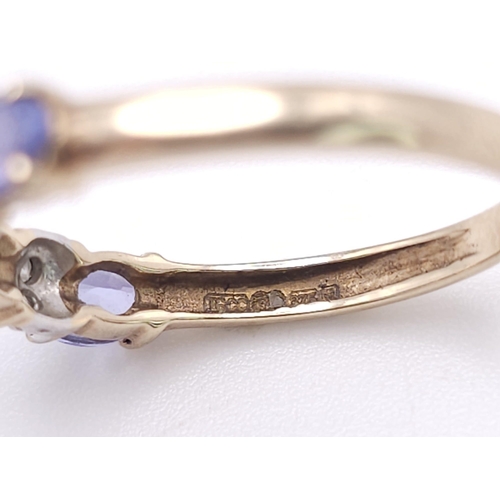 908 - A PRETTY 9K YELLOW GOLD DIAMOND & IOLITE  RING, WEIGHT 1.7G SIZE P