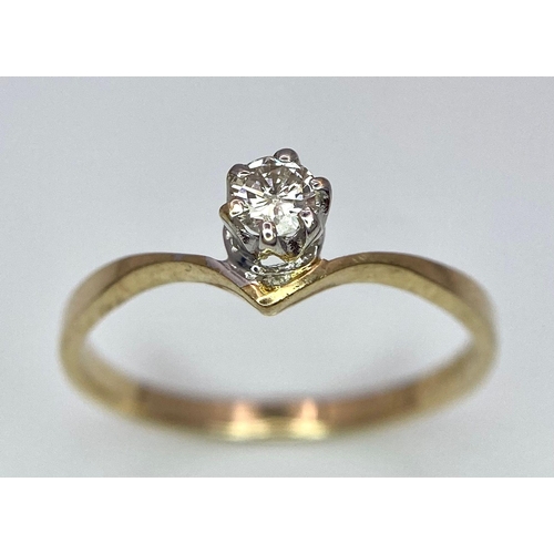 846 - 9K YELLOW GOLD 0.10CT DIAMOND SOLITAIRE RING, WEIGHT 1.1G SIZE M