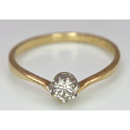 846 - 9K YELLOW GOLD 0.10CT DIAMOND SOLITAIRE RING, WEIGHT 1.1G SIZE M