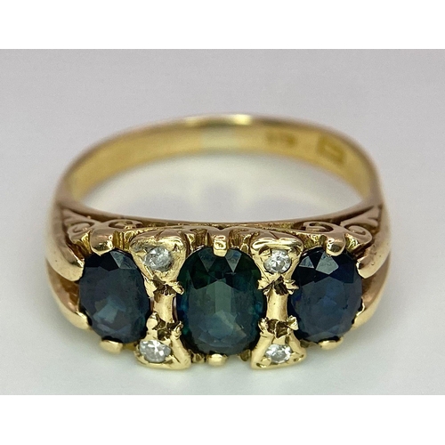 554 - An 18 K yellow gold ring with three oval cut blue/green sapphires and diamonds in between. Size: P, ... 