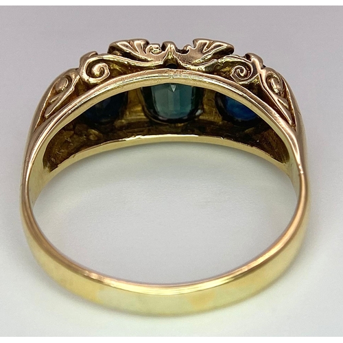 554 - An 18 K yellow gold ring with three oval cut blue/green sapphires and diamonds in between. Size: P, ... 