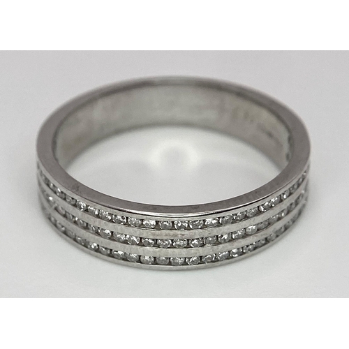 561 - An 18 K white gold ring with three diamond bands (0.33 carats), size: K, weight: 3.7 g.