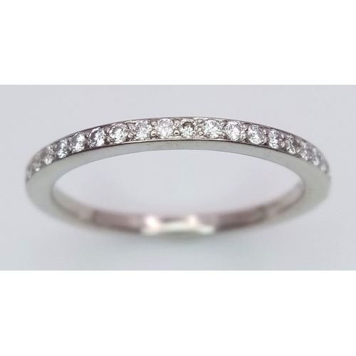 568 - An 18 K white gold half eternity ring with diamonds ( 0.25 carats), size: M, weight: 2.4 g.