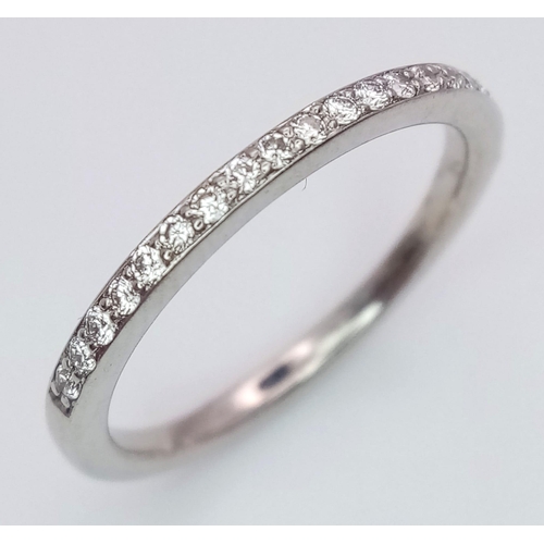 568 - An 18 K white gold half eternity ring with diamonds ( 0.25 carats), size: M, weight: 2.4 g.