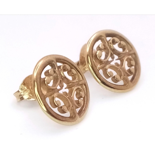 748 - A 9 K yellow gold pair of stud earrings, weight: 1.4 g.