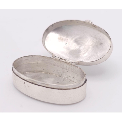 948 - A 925 silver pill/snuff box with attractive engravings. Total weight 6.55G. In very good condition.