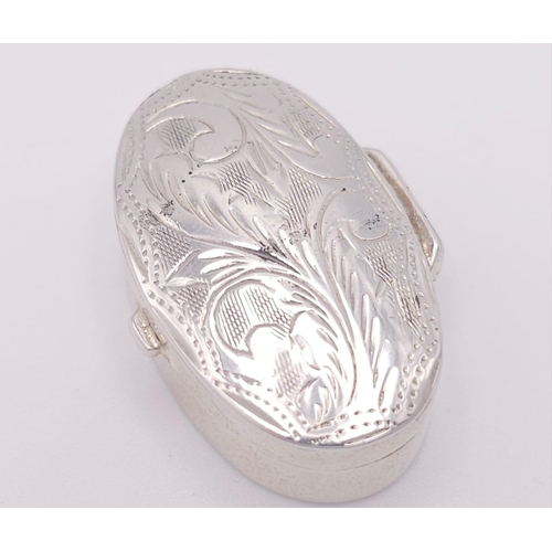 948 - A 925 silver pill/snuff box with attractive engravings. Total weight 6.55G. In very good condition.