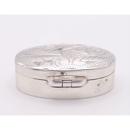 948 - A 925 silver pill/snuff box with attractive engravings. Total weight 6.55G. In very good condition.