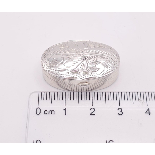 948 - A 925 silver pill/snuff box with attractive engravings. Total weight 6.55G. In very good condition.