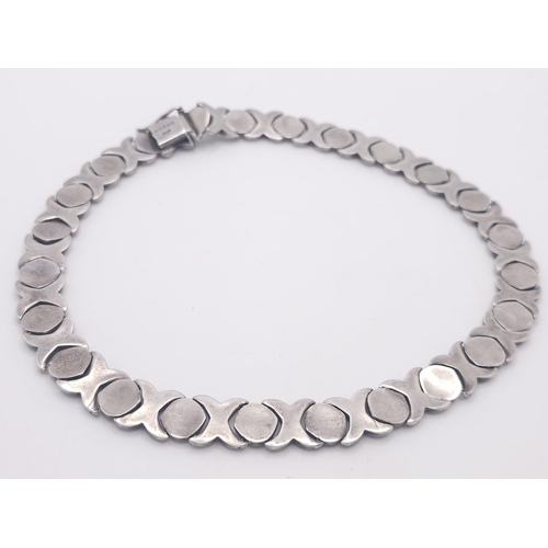 961 - A fabulous 925 silver 'XO'  wide link chunky necklace. Total weight 71.1G. Total length 46cm. Please... 