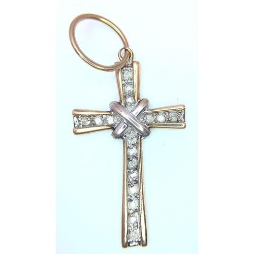 589 - AN ATTRACTIVE 9K YELLOW GOLD DIAMOND SET CROSS PENDANT, WEIGHT 2.2G, SIZE 32X20MM APPROX