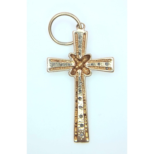 589 - AN ATTRACTIVE 9K YELLOW GOLD DIAMOND SET CROSS PENDANT, WEIGHT 2.2G, SIZE 32X20MM APPROX