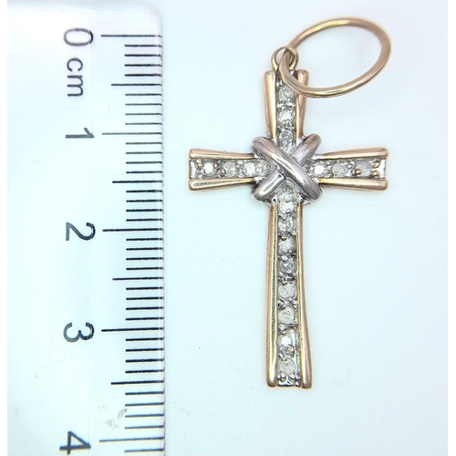 589 - AN ATTRACTIVE 9K YELLOW GOLD DIAMOND SET CROSS PENDANT, WEIGHT 2.2G, SIZE 32X20MM APPROX