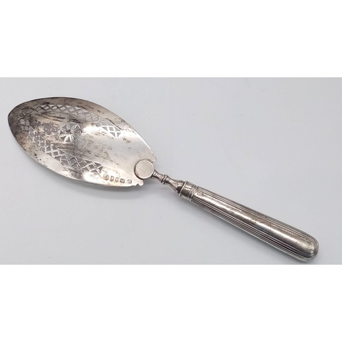 625 - An Antique George III Sterling Silver Fish/Cake Serving Utensil. Pierced decorative decoration and a... 