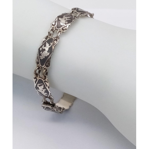 934 - A vintage sterling silver Siam link bracelet. Total weight 9.7G. Total length 18cm.