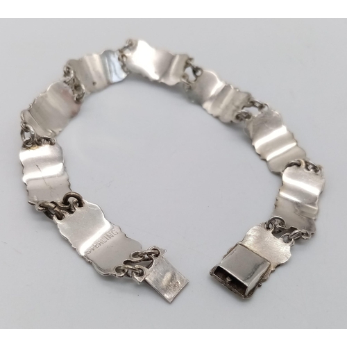 934 - A vintage sterling silver Siam link bracelet. Total weight 9.7G. Total length 18cm.