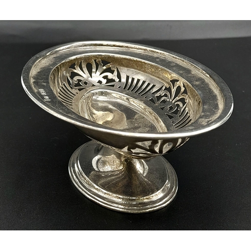 767 - An antique sterling silver bonbon dish with fabulous pierced patterns. Full Sheffield hallmarks, 191... 