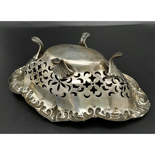 821 - A vintage sterling silver bonbon dish with scrolled feet and pierced floral patterns. Total weight 8... 