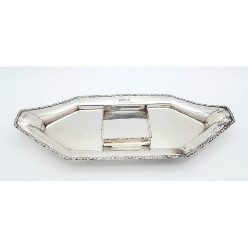 870 - An antique sterling silver inkwell in boat shape (2 screws missing). Full hallmarks Sheffield, 1920.... 