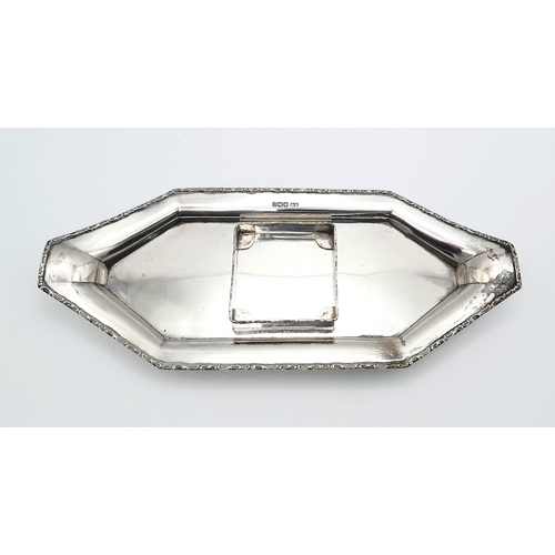 870 - An antique sterling silver inkwell in boat shape (2 screws missing). Full hallmarks Sheffield, 1920.... 