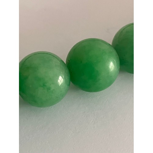 679 - GREEN JADE BEAD NECKLACE. 55 cm.