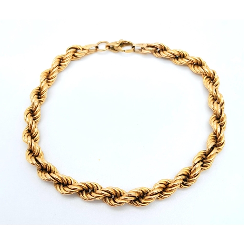 611 - A 9K GOLD TWIST LINK BRACELET .    7.2gms      20cms