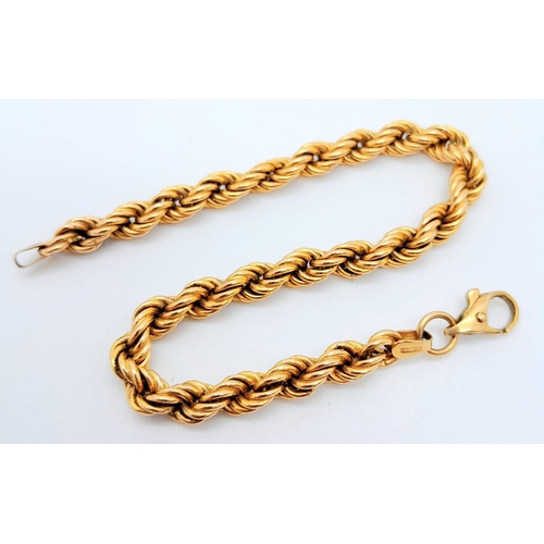 611 - A 9K GOLD TWIST LINK BRACELET .    7.2gms      20cms