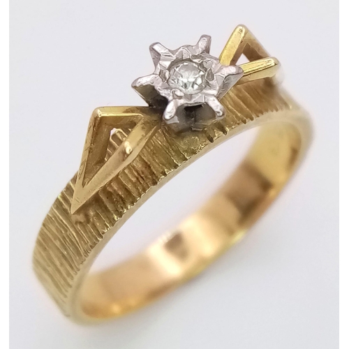 832 - A 18K GOLD RING WITH A ZIRCONIA STONE .  4.2gms    size M