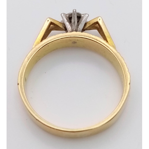 832 - A 18K GOLD RING WITH A ZIRCONIA STONE .  4.2gms    size M